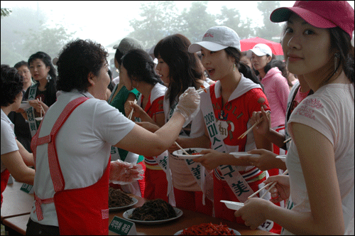 산채나물을 맛보고 있는 미스코리아 후보들 